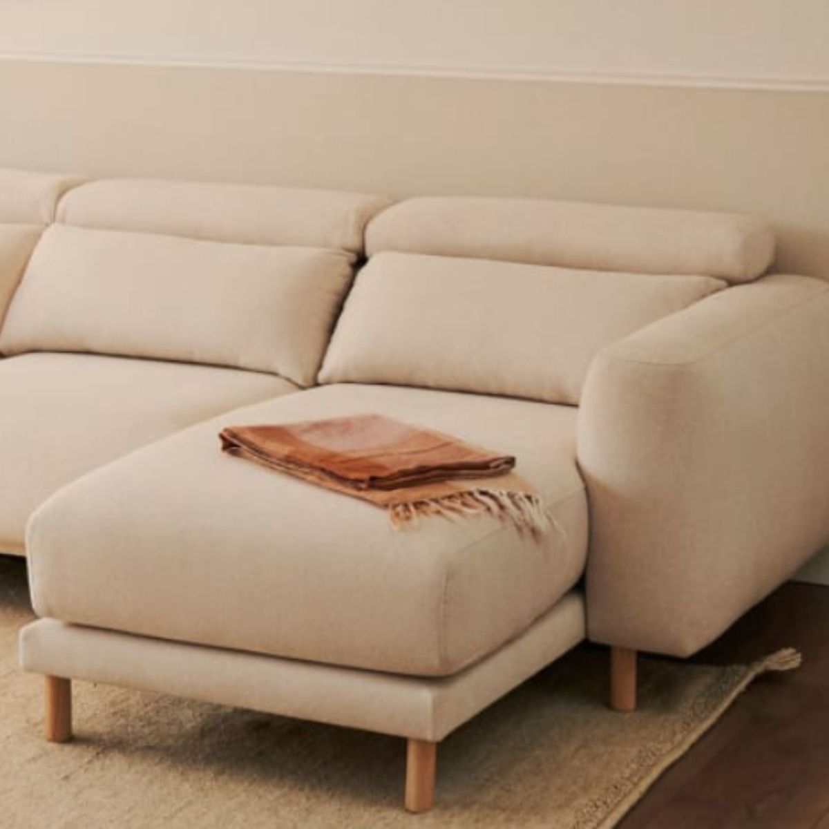YOLODECORO - Seccional con Chaise Longue a la Derecha Singa Crudo