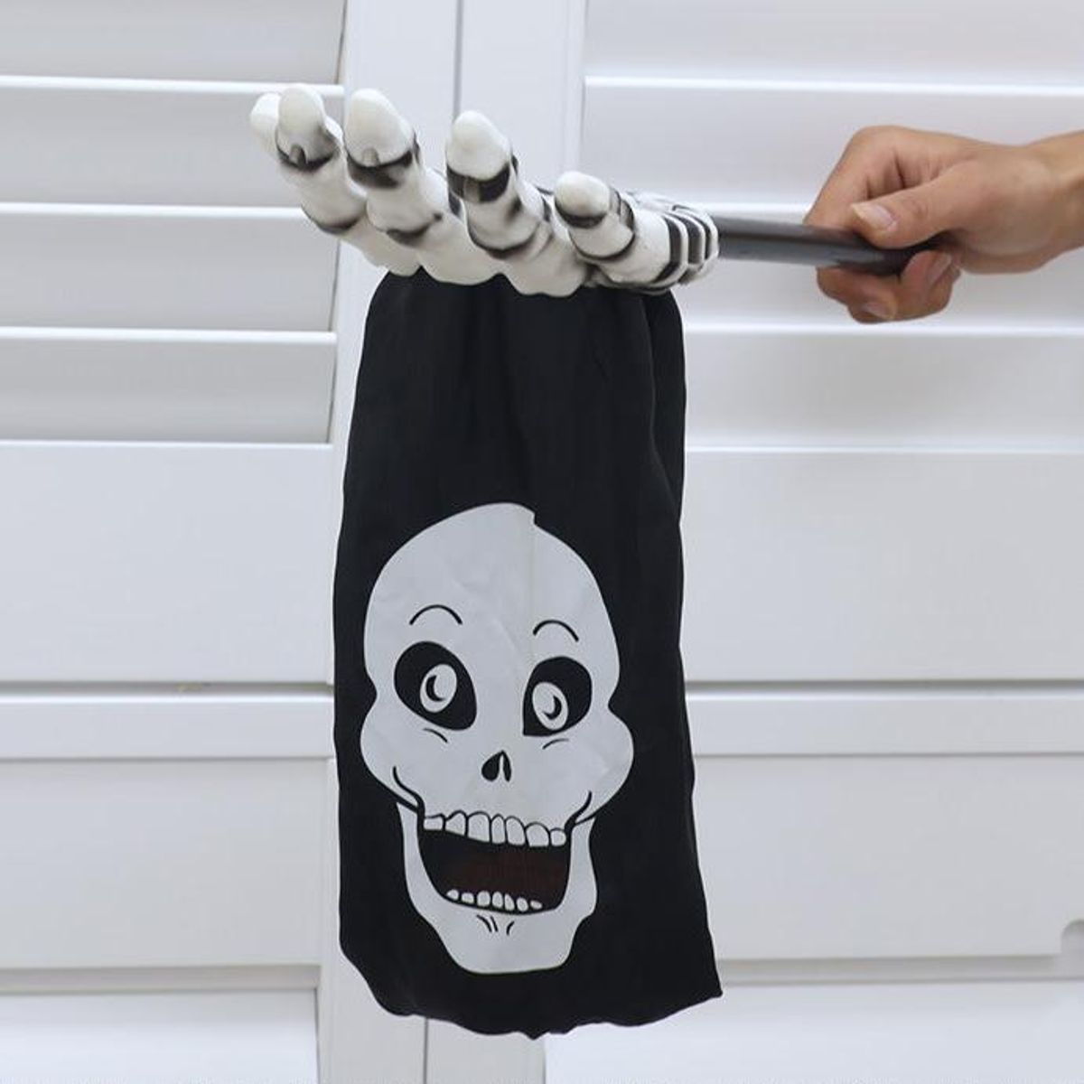 KAST PE - Mano Recolectora Calavera Negro de Dulces Halloween + Vela