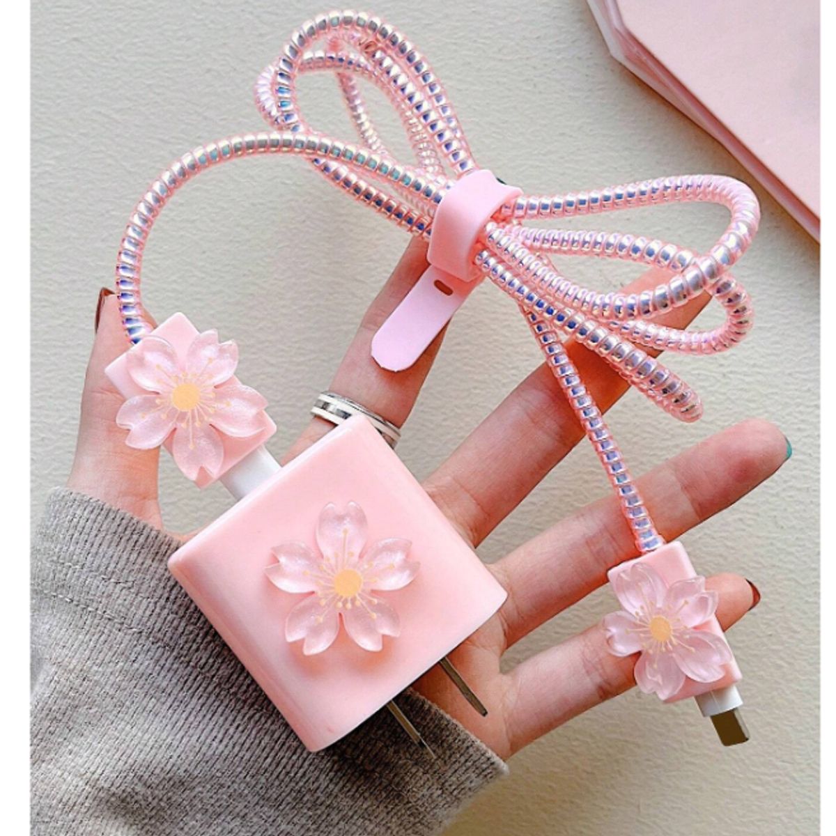 GENERICO - CASE PROTECTOR DE FLOR EN RELIEVE PARA CARGADOR DE IPHONE