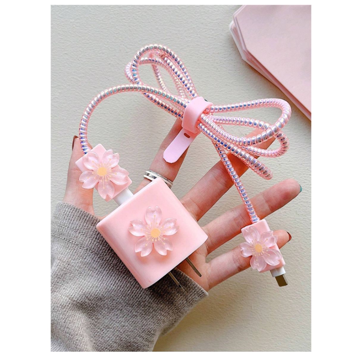 GENERICO - CASE PROTECTOR DE FLOR EN RELIEVE PARA CARGADOR DE IPHONE