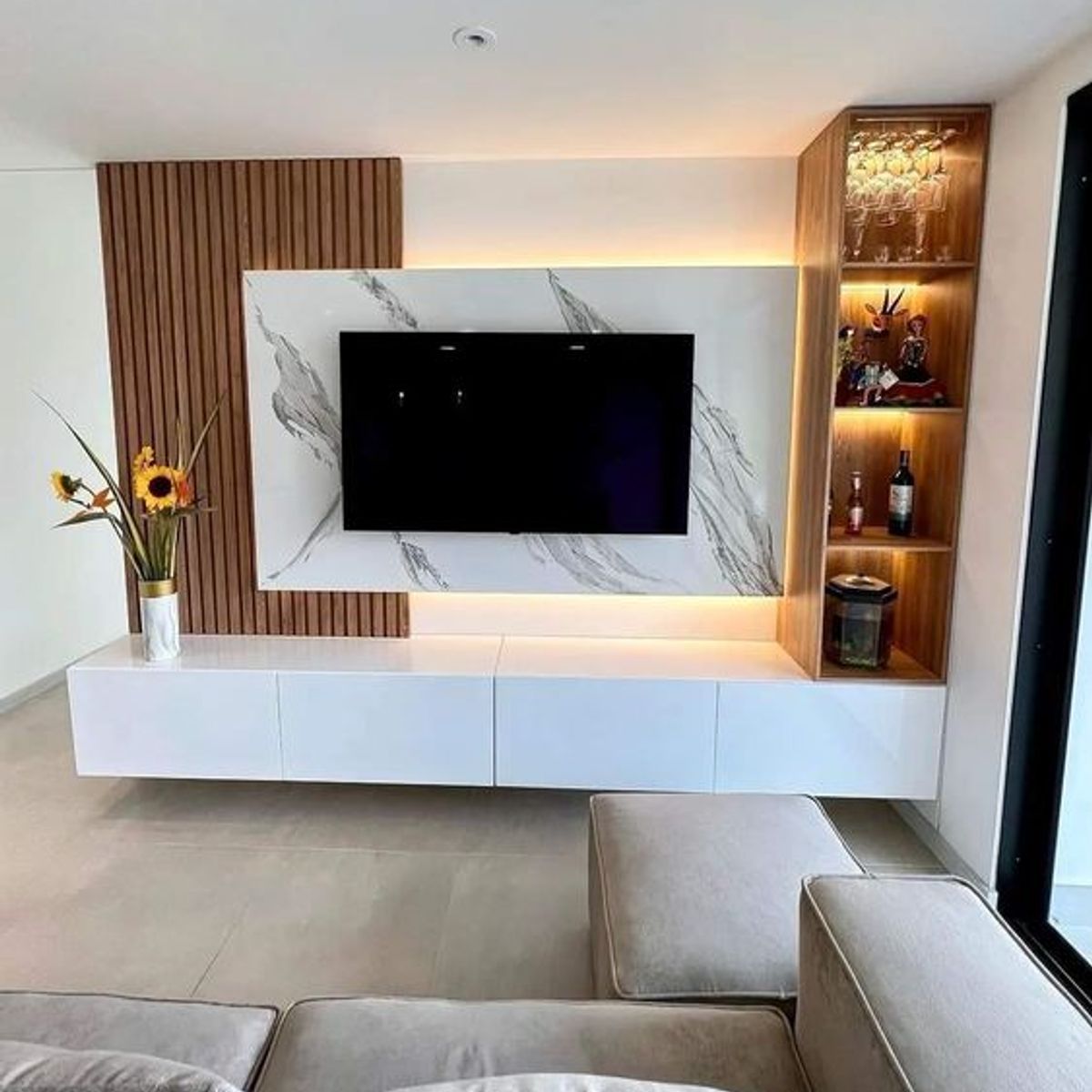 AMUEBLE - Centro de Entretenimiento WALL panel de TV Jhony 300 caramelo melamina