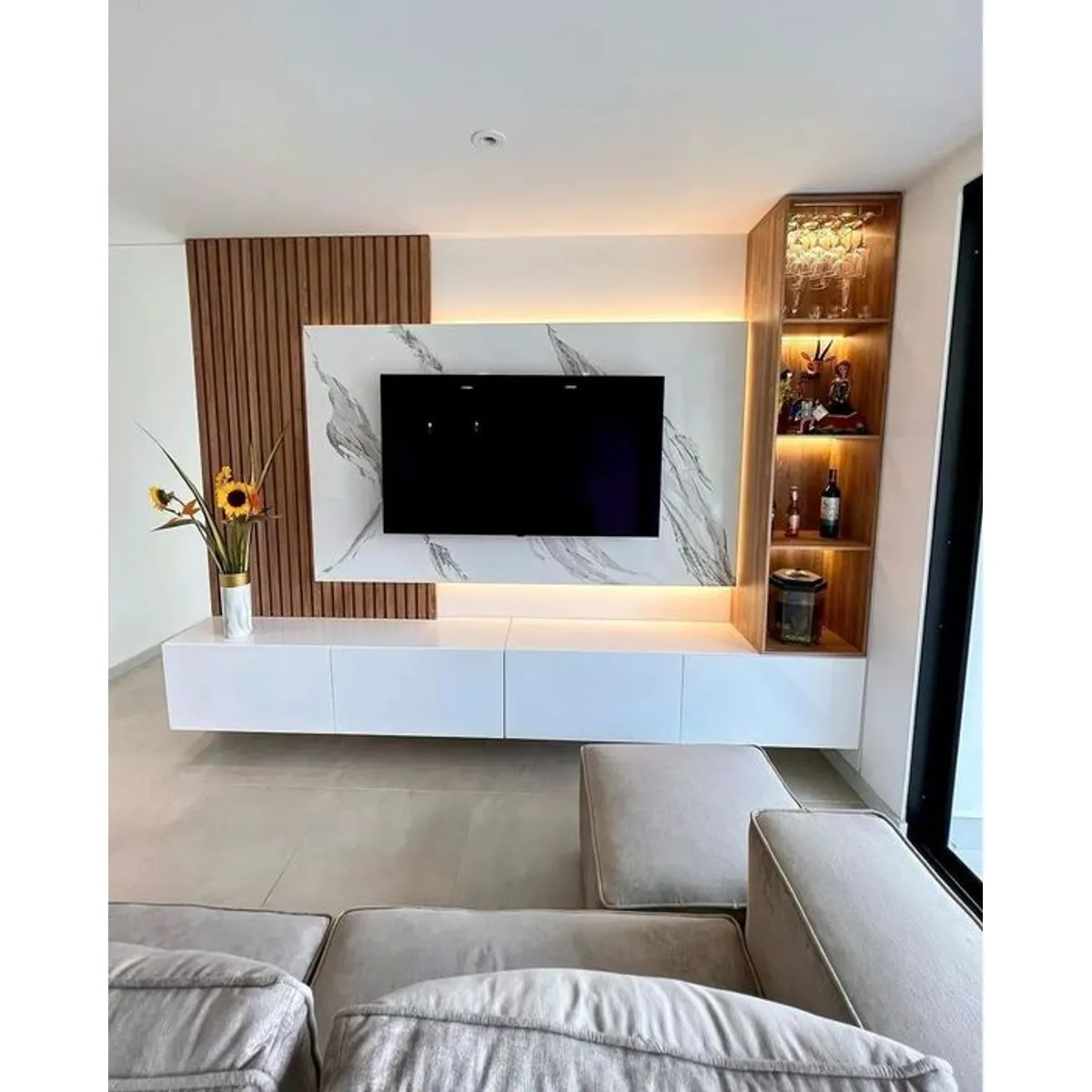 AMUEBLE - Centro de Entretenimiento WALL panel de TV Jhony 300 caramelo melamina