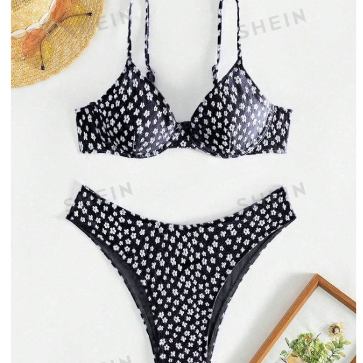 GENERICO - BIKINI TRIANGULAR NEGRO FLOREADO CON ARCO