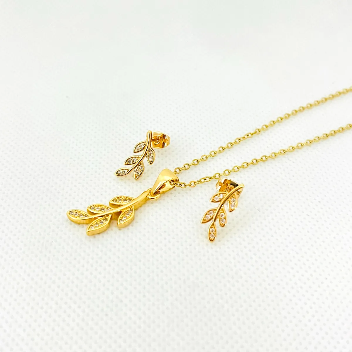 GENERICO - Set Collar y Aretes de Acero Inoxidable Hojas Cadena 48 cm