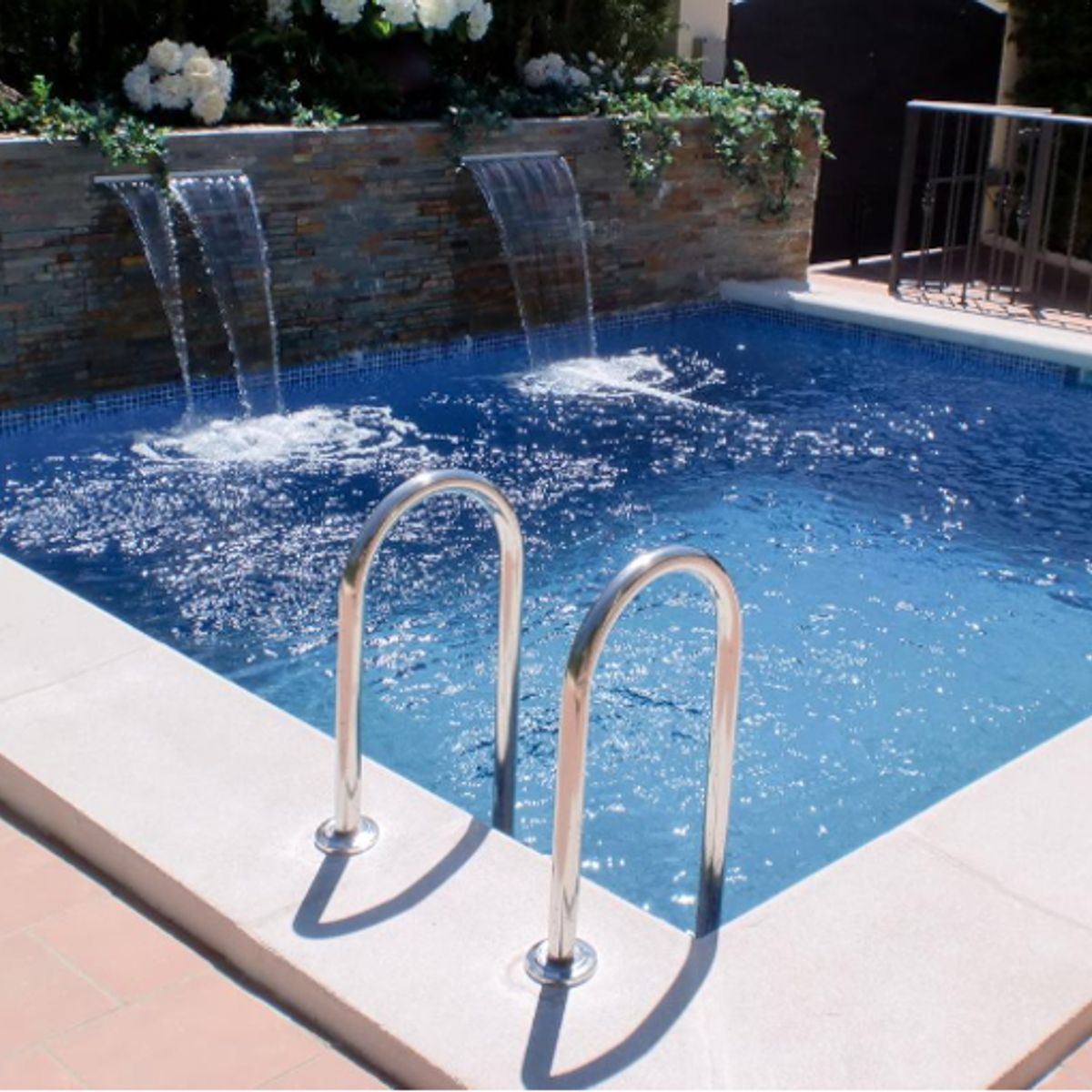 GENERICO - ESCALERA PARA PISCINA DE ACERO INOX  ANTIDELIZANTES DE 4 PASOS