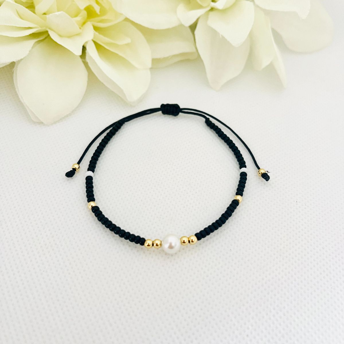 GENERICO - Pulsera Regulable Hilo Mostacillas Acero y Perla Checa - Candy