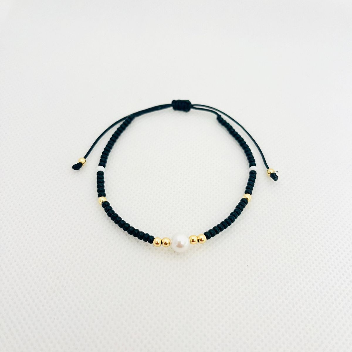 GENERICO - Pulsera Regulable Hilo Mostacillas Acero y Perla Checa - Candy