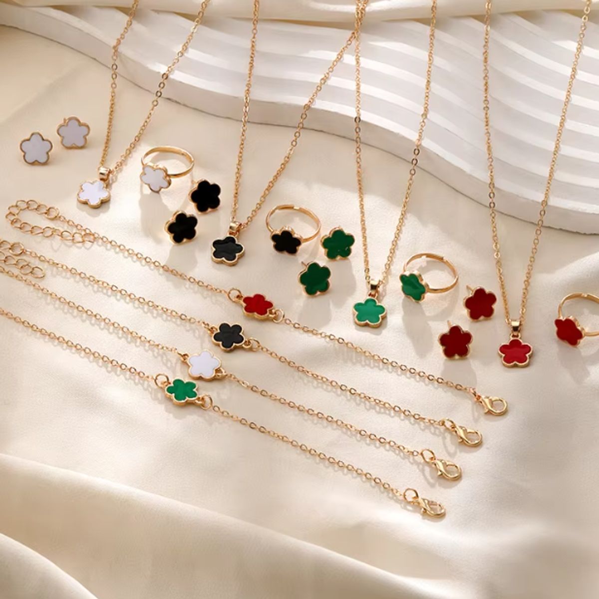 GENERICO - Set de  collar pulsera aretes sortija dorado flores -negro