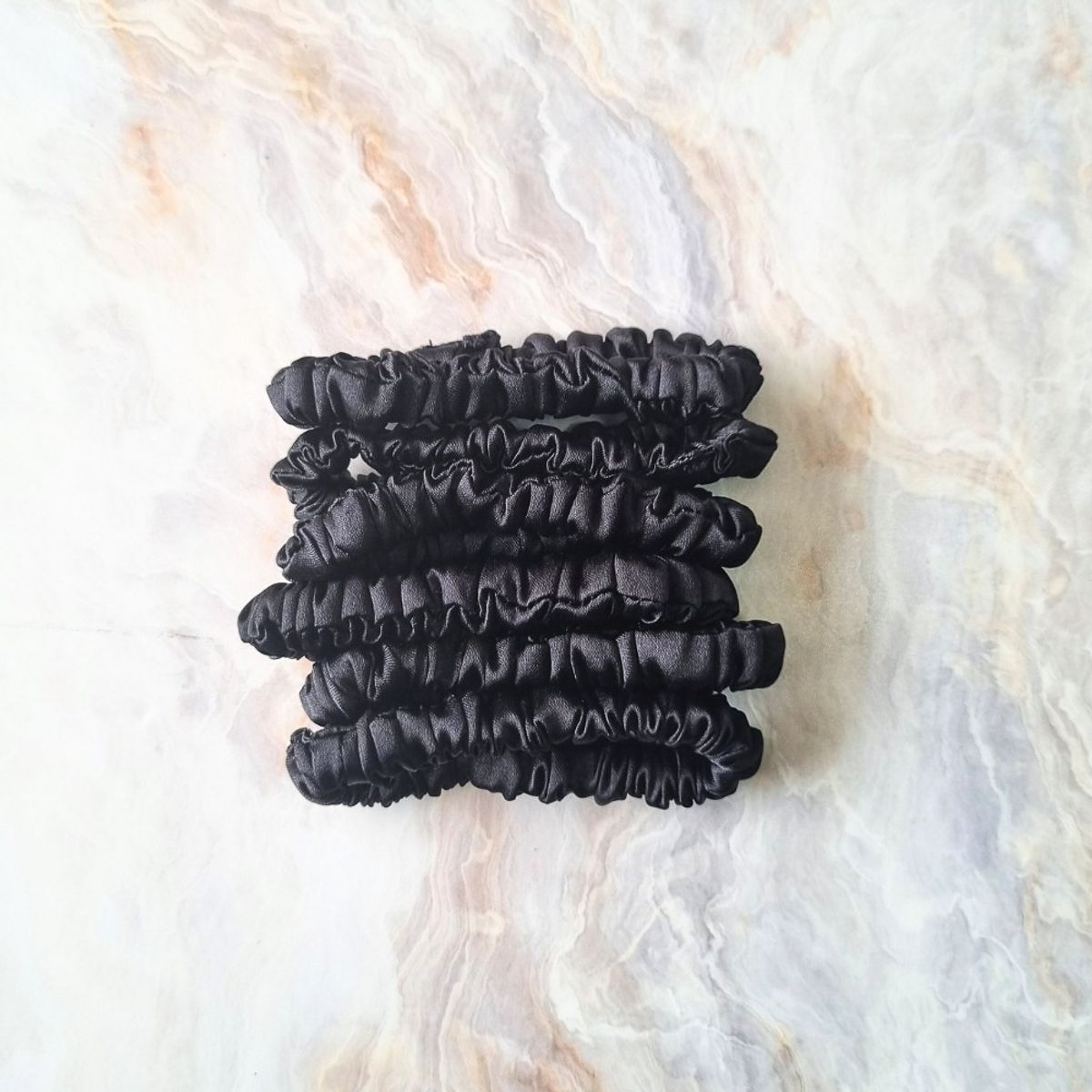 SANTOS RIZOS - MINI Scrunchies de Satín- Sujetan el cabello sin daños 6u