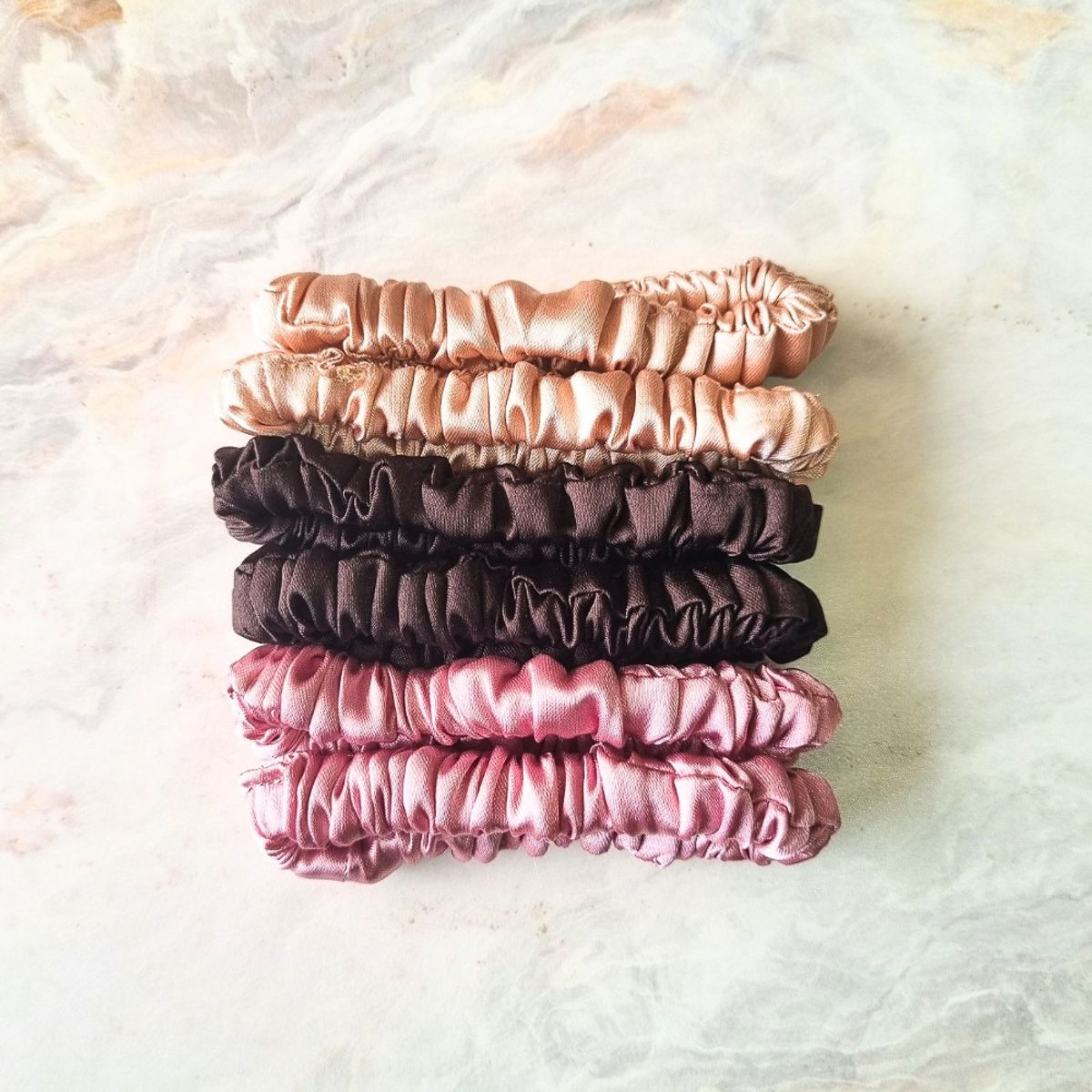 SANTOS RIZOS - MINI Scrunchies de Satín- Sujetan el cabello sin daños 6u