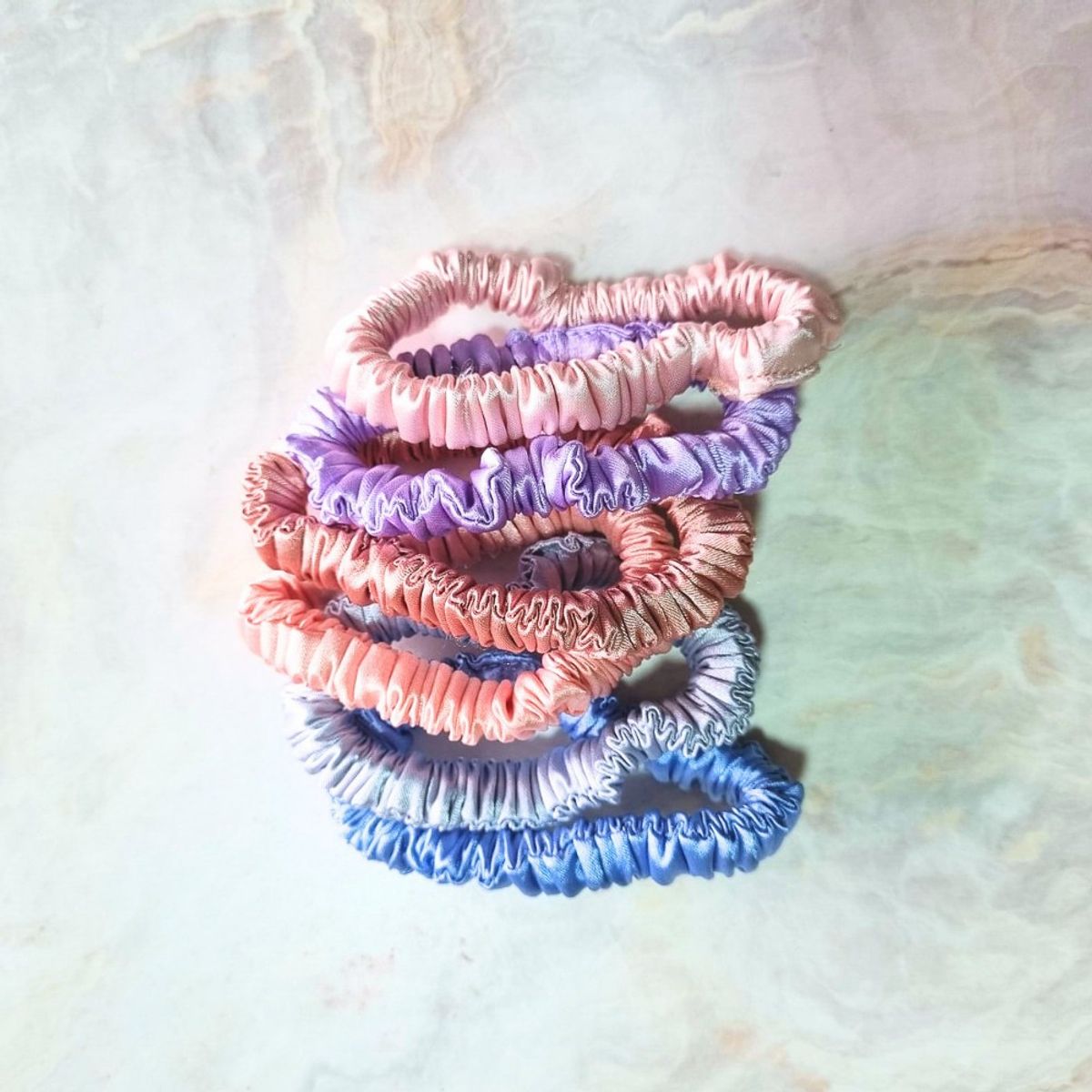 SANTOS RIZOS - MINI Scrunchies de Satín- Sujetan el cabello sin daños 6u