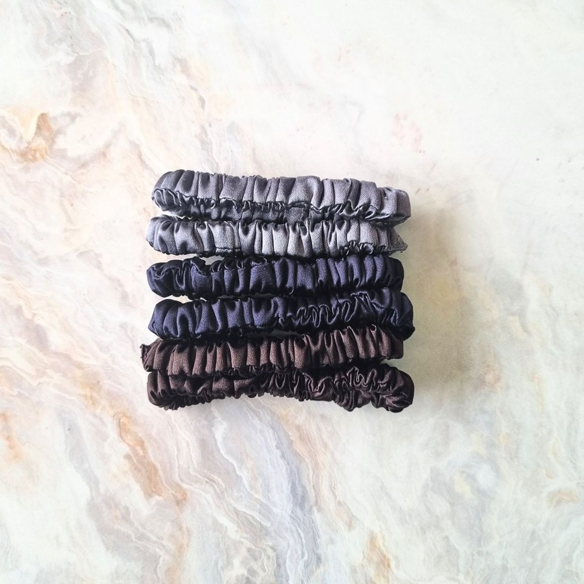 SANTOS RIZOS - MINI Scrunchies de Satín- Sujetan el cabello sin daños 6u