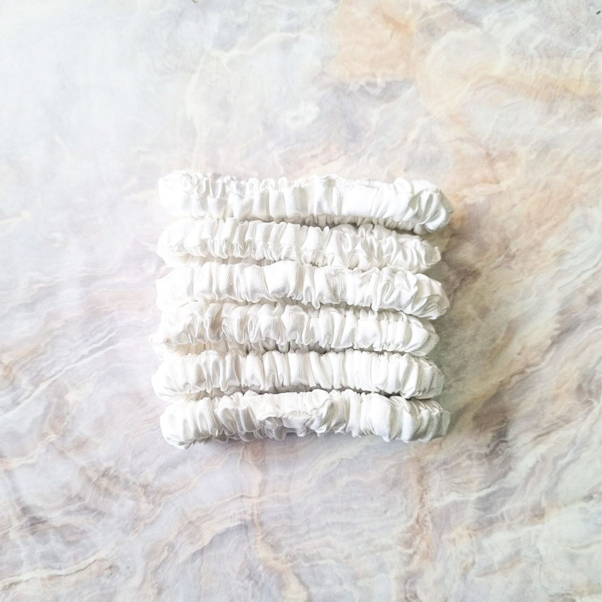 SANTOS RIZOS - MINI Scrunchies de Satín- Sujetan el cabello sin daños 6u