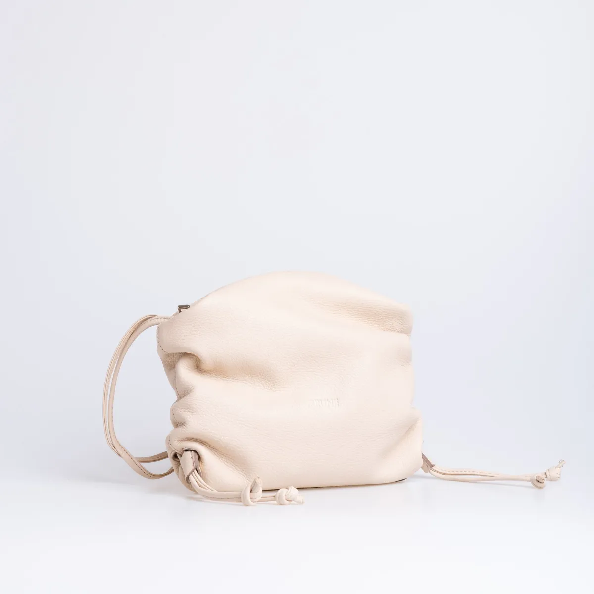 PRUNE - BANDOLERA PHOEBE EN CUERO GRANEADO