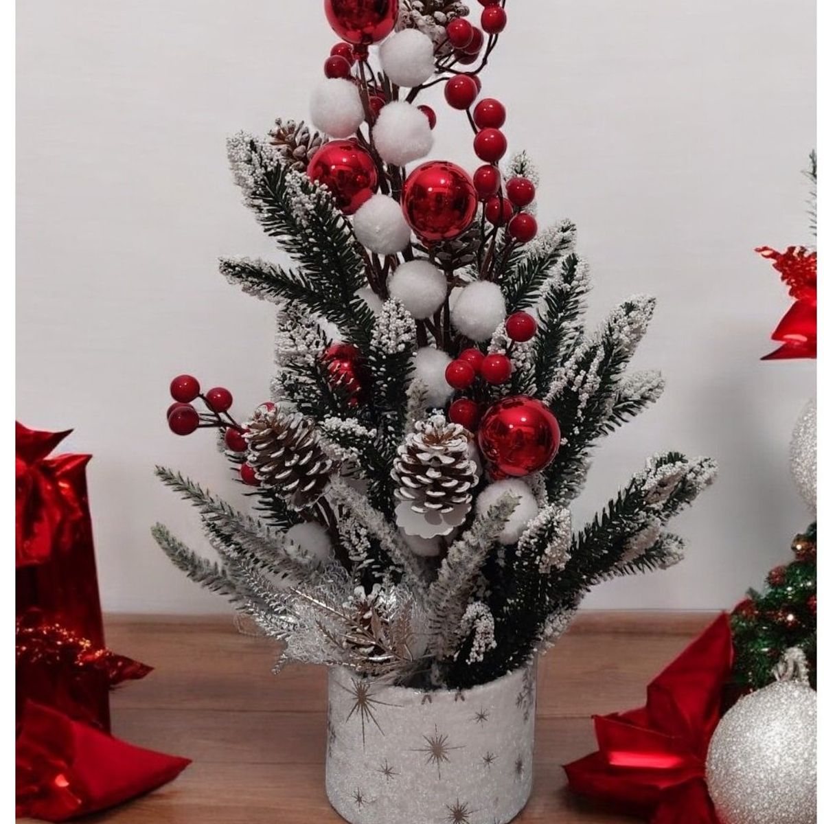 GENERICO - Mini árbol de Navidad nevado con frutos rojos y piñas de mesa 48 cm