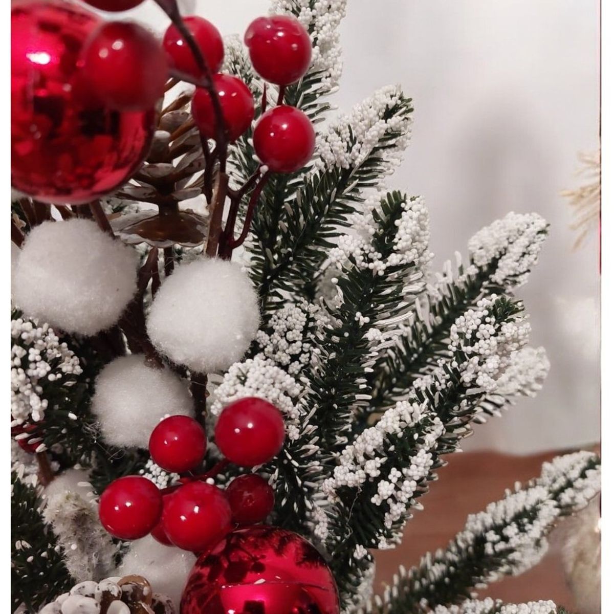 GENERICO - Mini árbol de Navidad nevado con frutos rojos y piñas de mesa 48 cm
