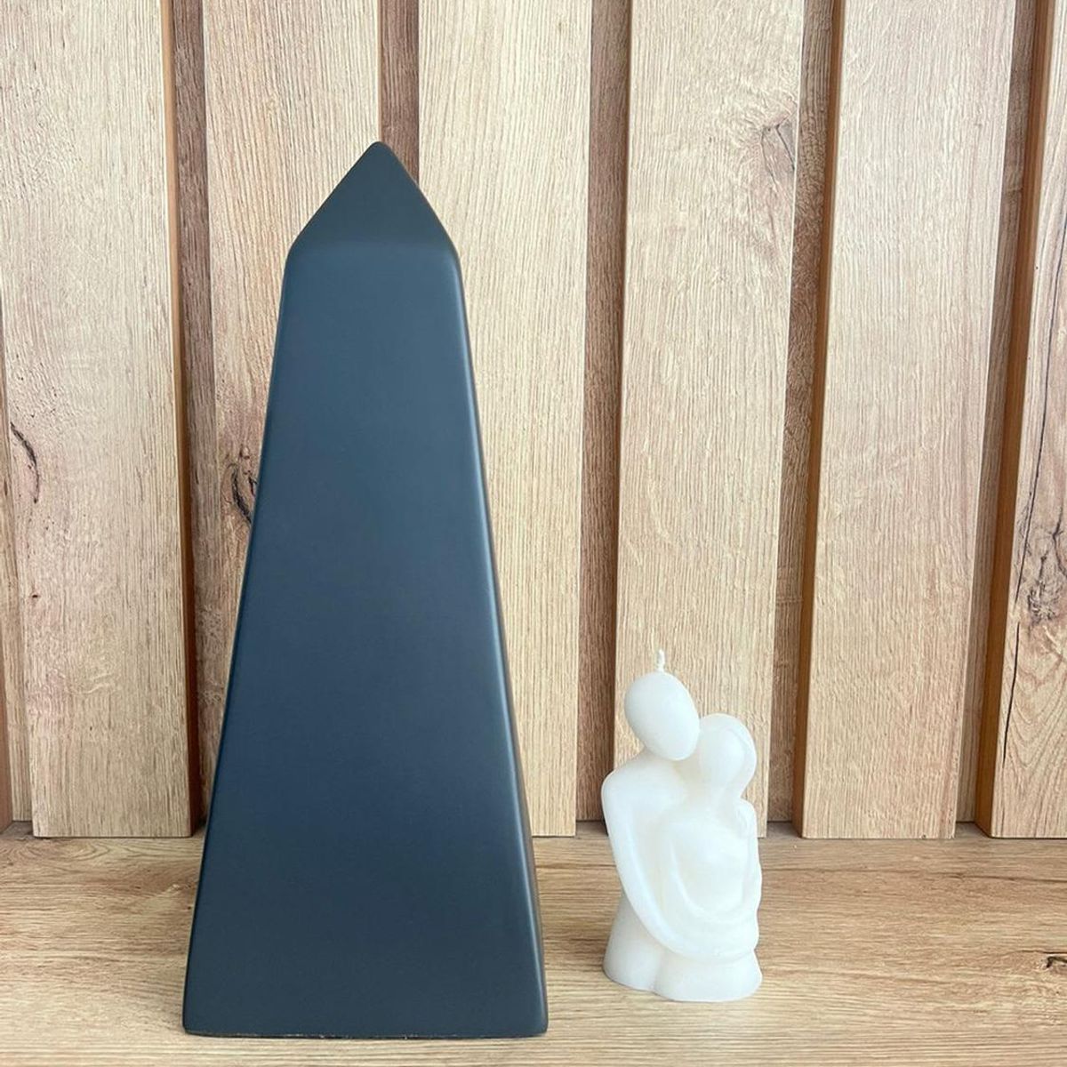 MAP DESIGN HOME - Adorno Obelisco Decorativo Negro 12x12x29 cm