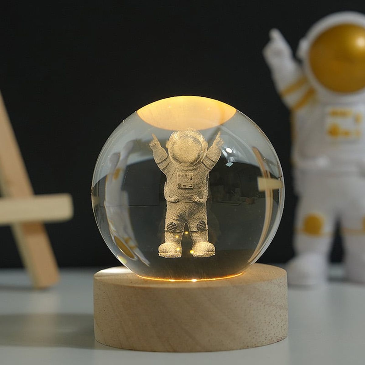 GENERICO - Esfera de Cristal LED Astronauta 3D con Base de Madera – 10 cm