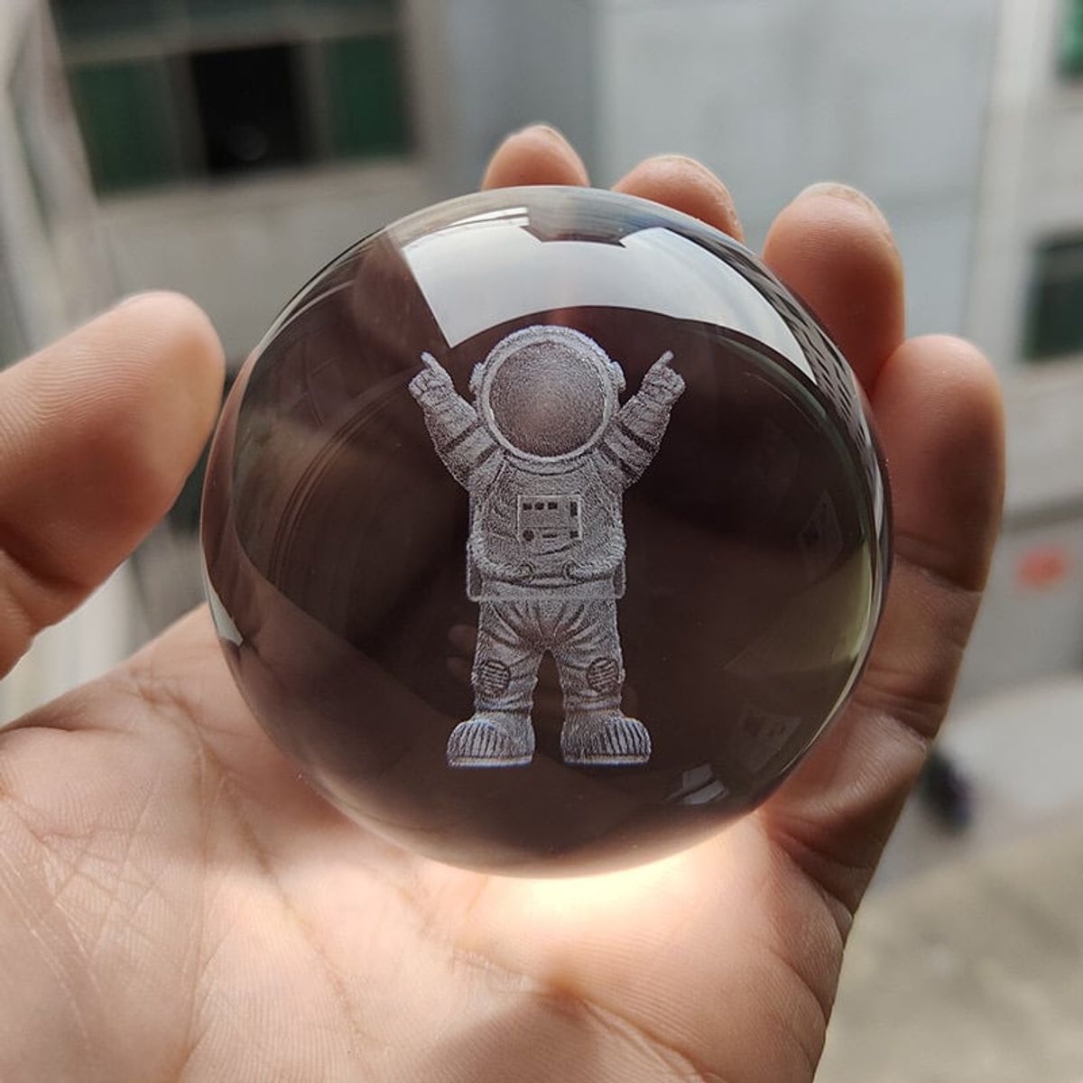 GENERICO - Esfera de Cristal LED Astronauta 3D con Base de Madera – 10 cm