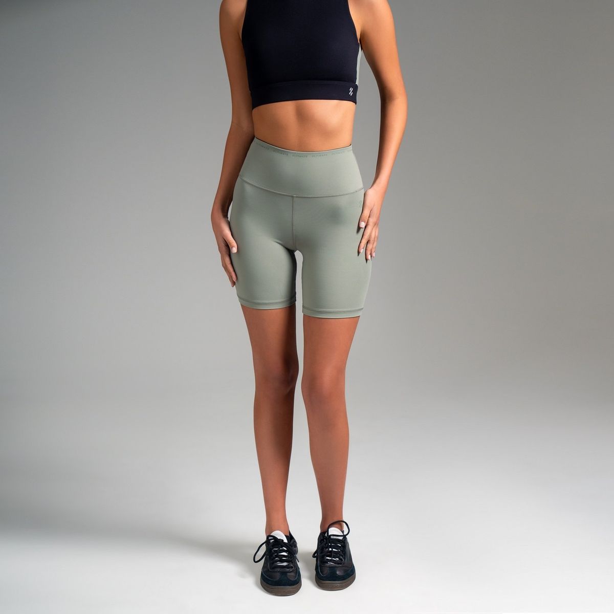 ULTIMATE - Biker Short Regular para Mujer - Military Olive