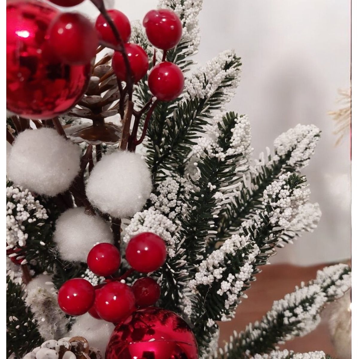 GENERICO - Mini árbol de Navidad verde con frutos rojos y piñas de mesa 48 cm