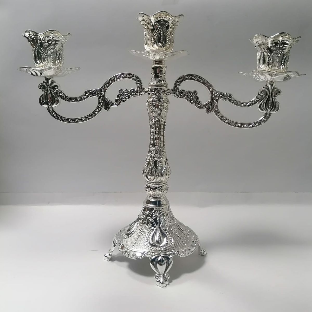 ICHIMATSU - CANDELABRO DE 3 BRAZOS PLATEADO.