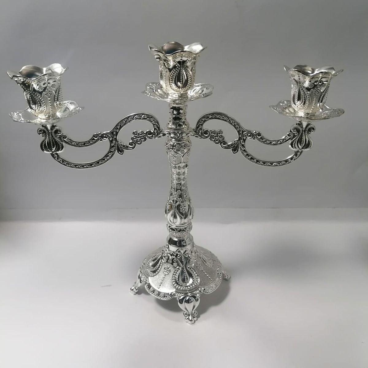 ICHIMATSU - CANDELABRO DE 3 BRAZOS PLATEADO.