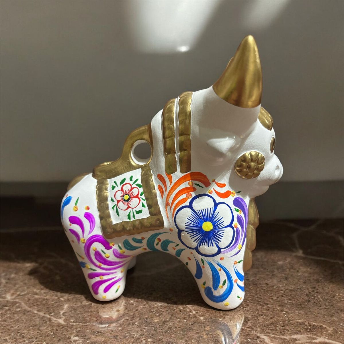 PERU - Adorno Decorativo torito de pucara andino blanco de 10 x 10 cm