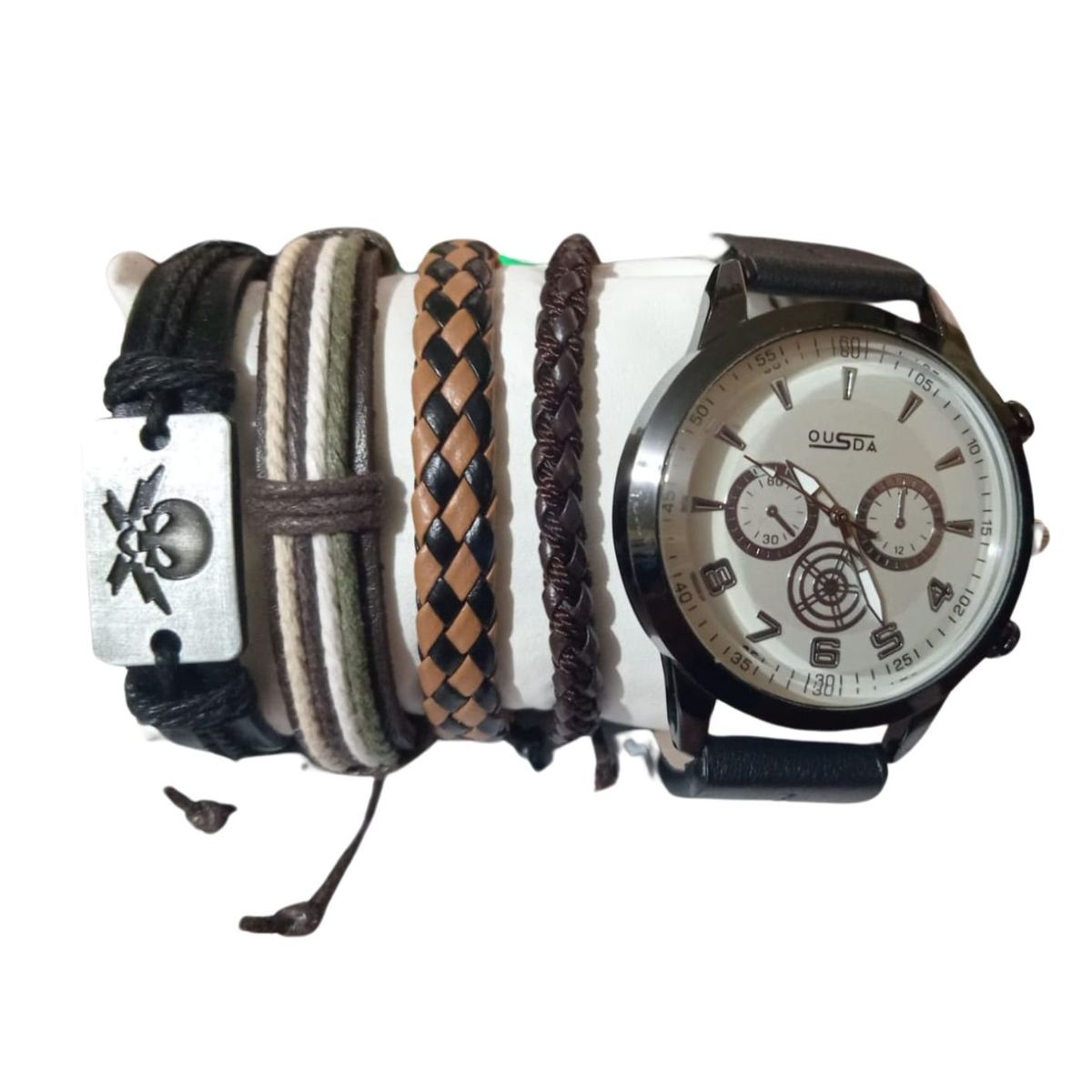 GENERICO - Combo  Reloj mas cuatro Pulseras elegante.