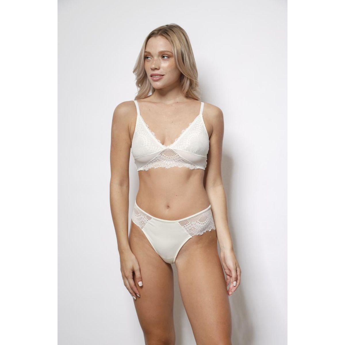 PURPURATTA - TOP CHIC CON DETALLES DE ENCAJE