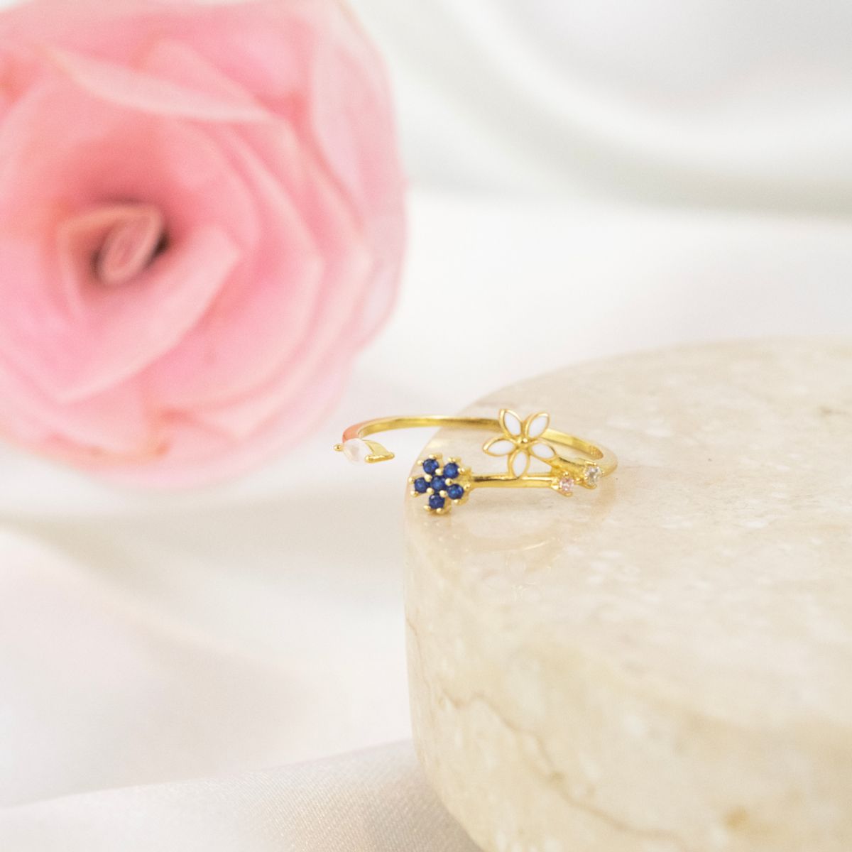 CLEO JOYAS & ACCESORIOS - Anillo Begonia Regulable Plata Dorado