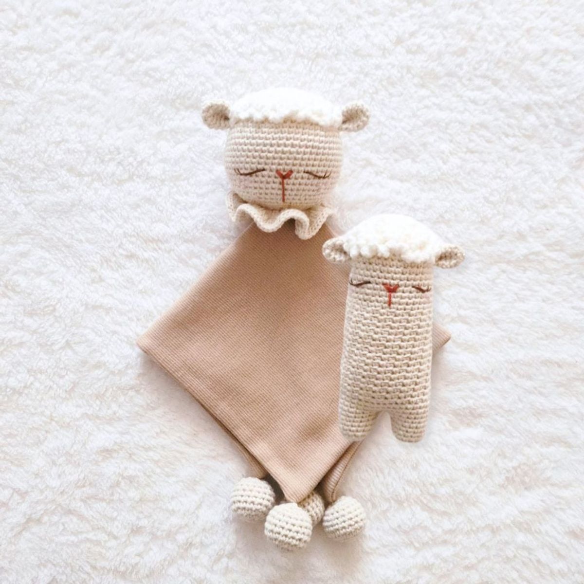 BE CRAFTY - Pack Manta de Apego + Sonaja Oveja en Algodón Antialérgico