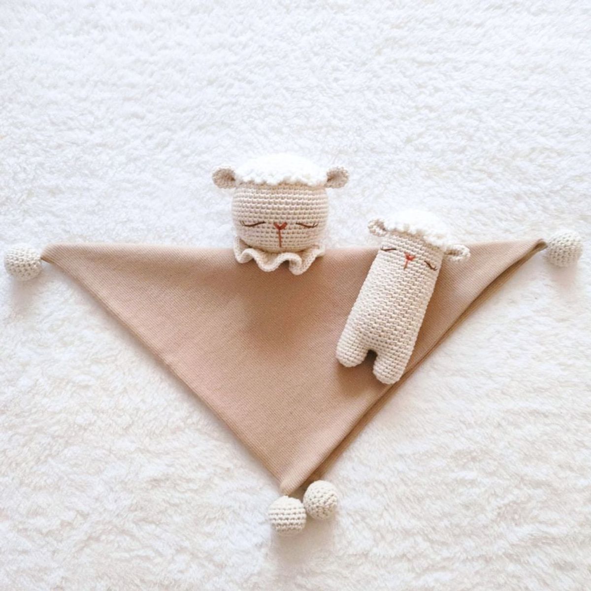 BE CRAFTY - Pack Manta de Apego + Sonaja Oveja en Algodón Antialérgico