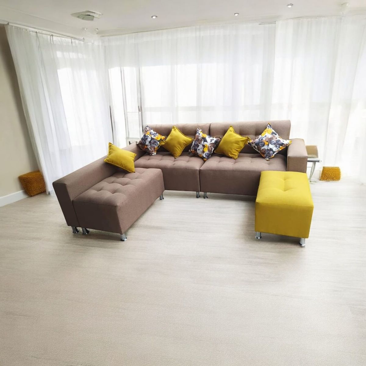 AMOBLART - Seccional Paradisse camel 3 Piezas + Banqueta + 4 cojines  -