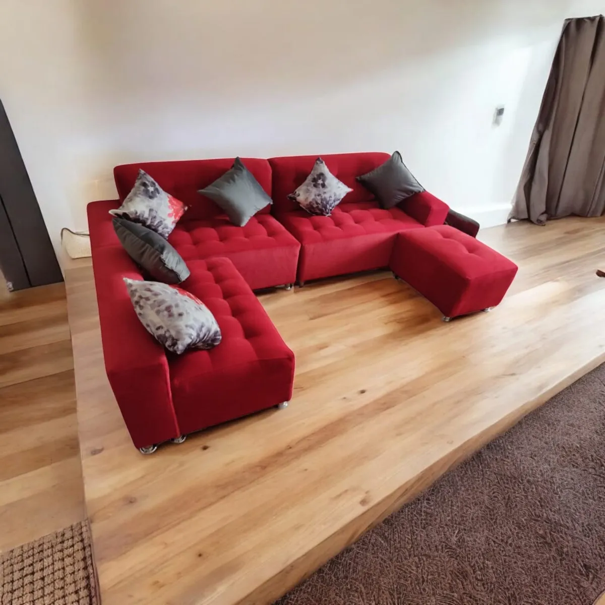 AMOBLART - Seccional Paradisse ROJO 3 Piezas + Banqueta + 4 cojines  -