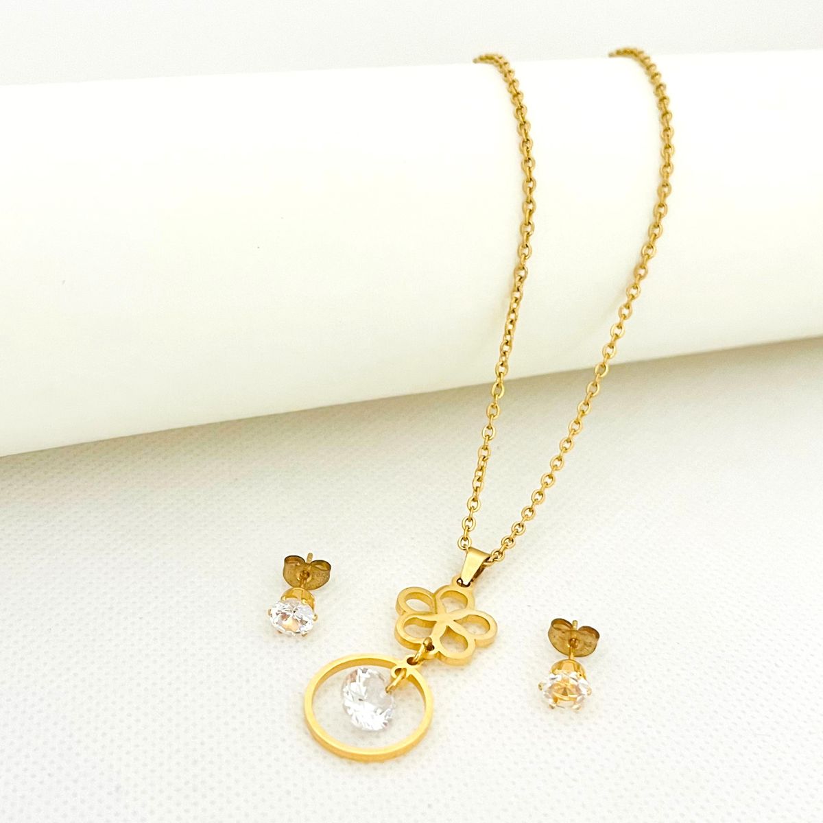 GENERICO - Set Collar y Aretes de Acero Inoxidable Flor y Cristal Cadena 43 cm