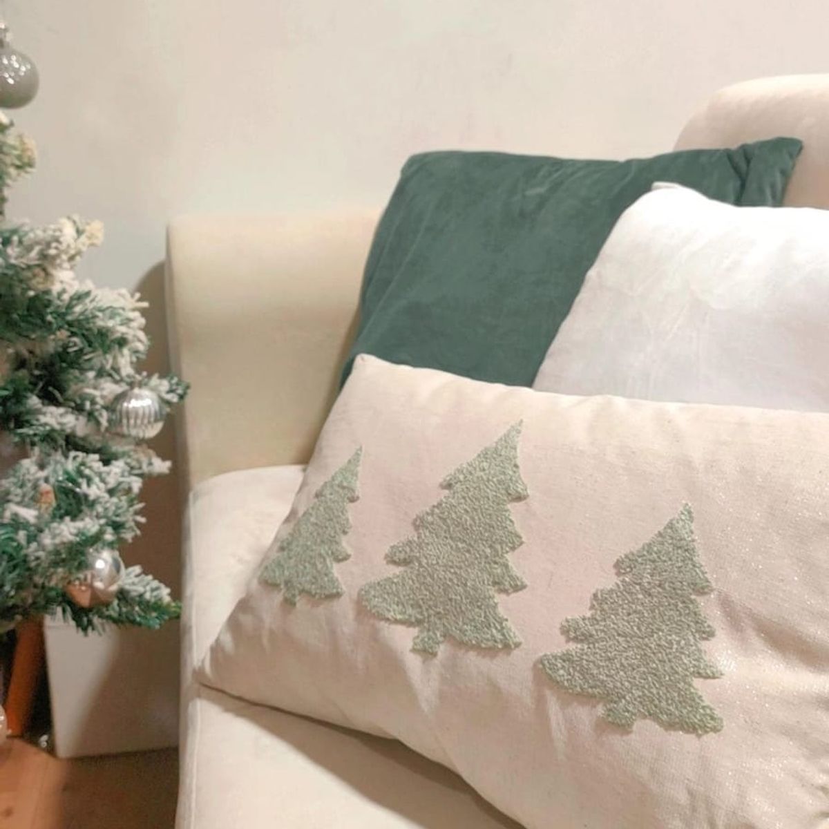 GENERICO - Cojín Tejido Arboles navideños 30x50 cm - color hueso brilloso