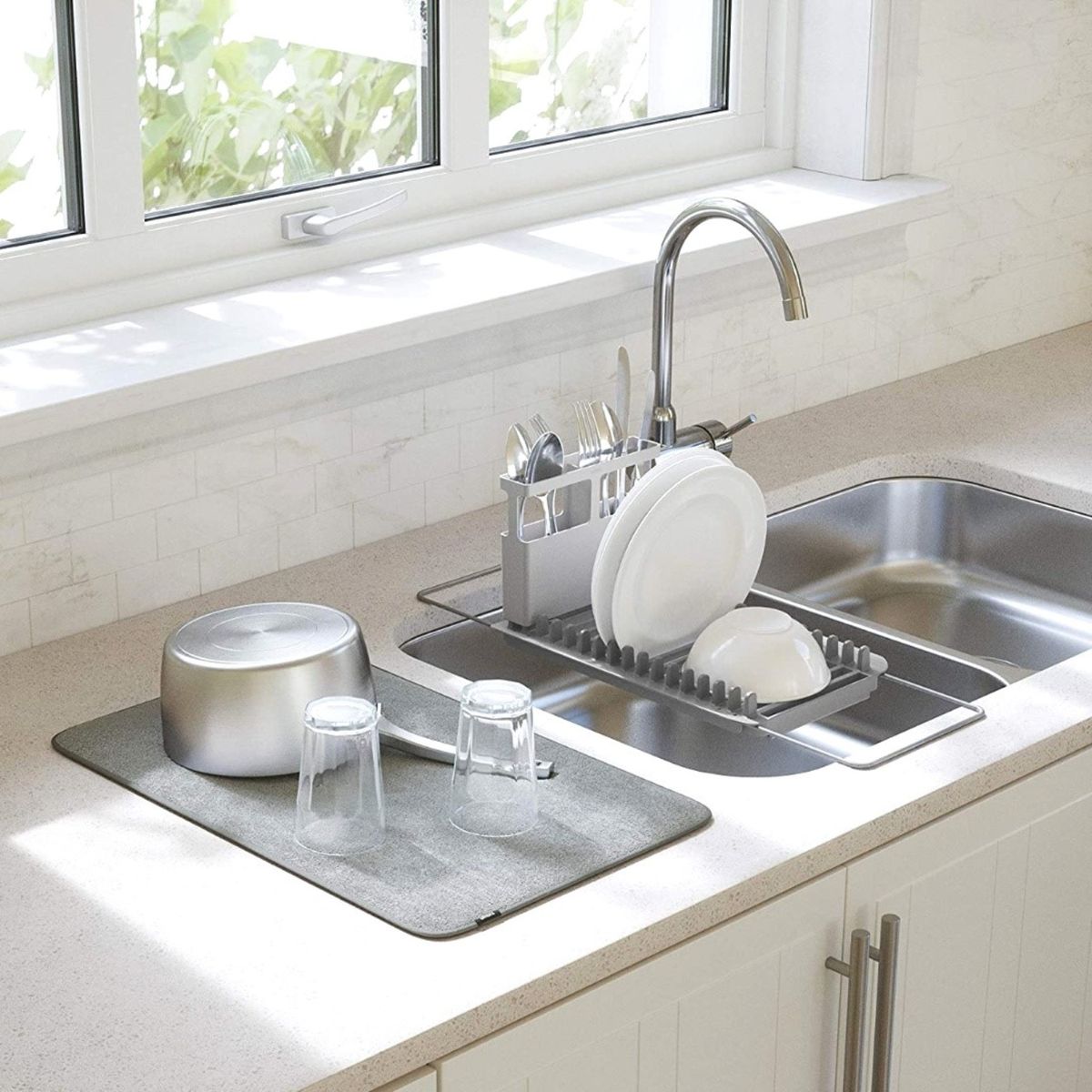 UMBRA - Escurridor de platos sobre fregadero con tapete Umbra gris