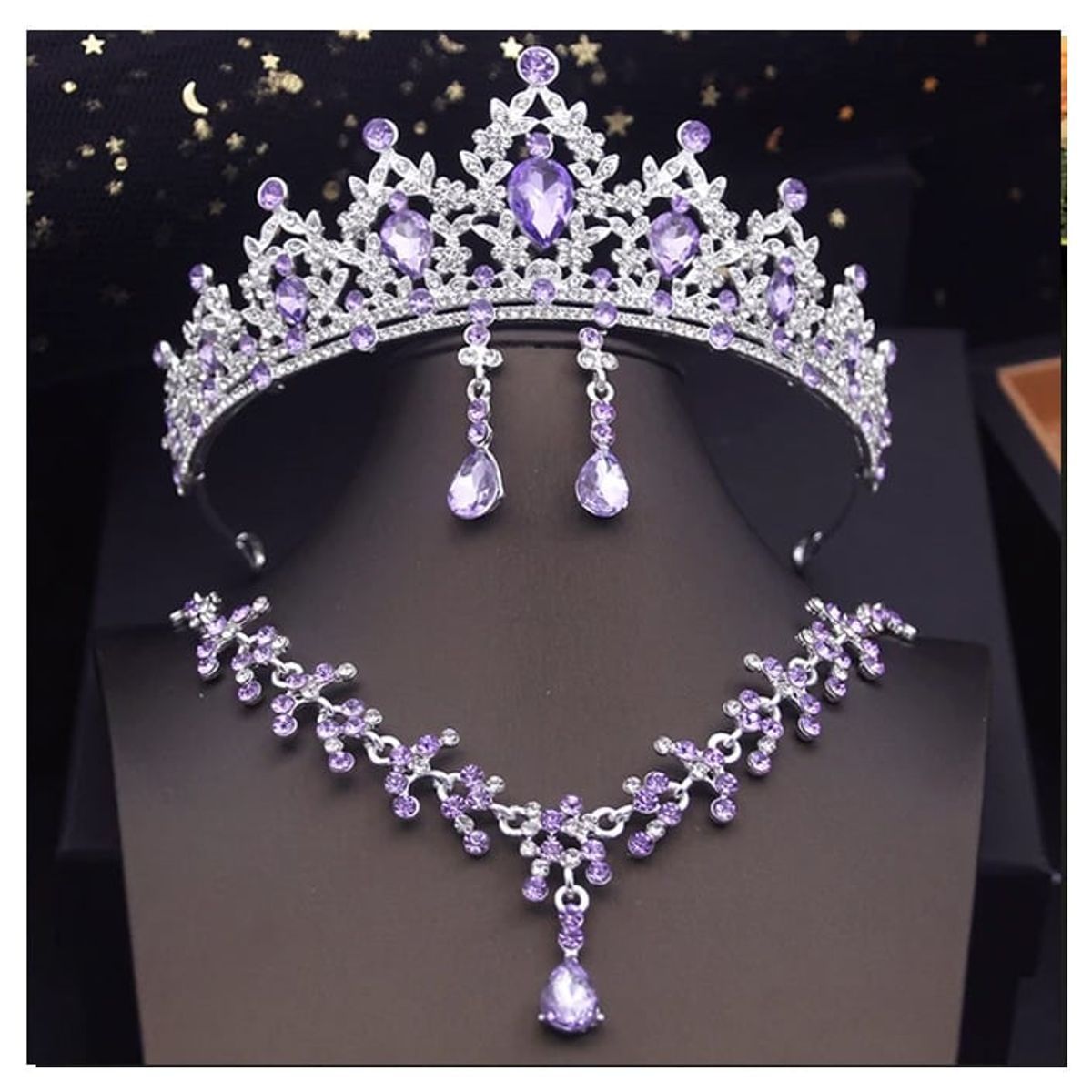 LA TIENDA 88 JOYAS Y ACCESORIOS - La Tienda 88 - Set Conjunto Corona Tiara collar y aretes - Lila