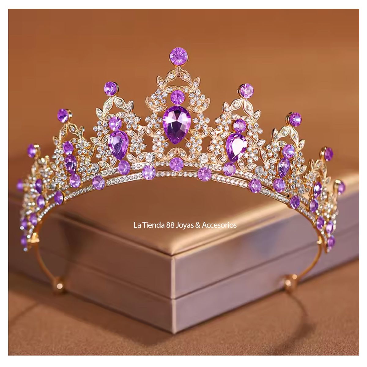 LA TIENDA 88 JOYAS Y ACCESORIOS - La Tienda 88 - Set Conjunto Corona Tiara collar y aretes Dorado - Lila