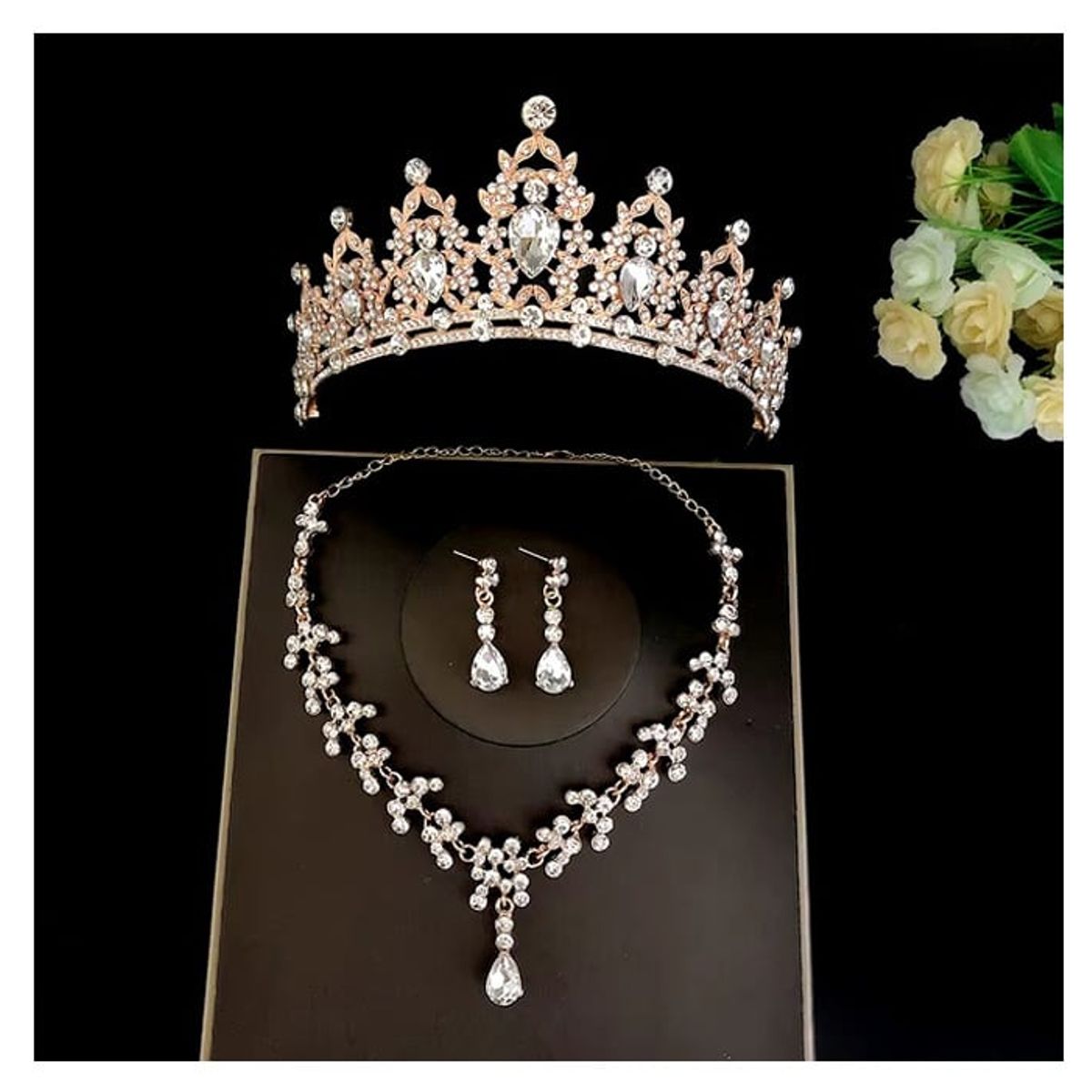 LA TIENDA 88 JOYAS Y ACCESORIOS - La Tienda 88 - Set Conjunto Corona Tiara collar y arete Blanco- Dorado