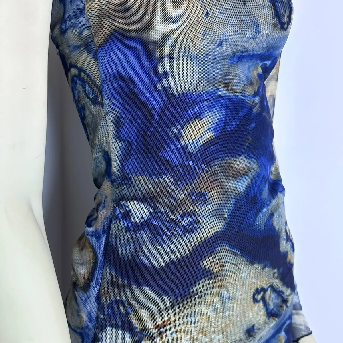 ENGELL - Vestido mesh de una manga azul con forro