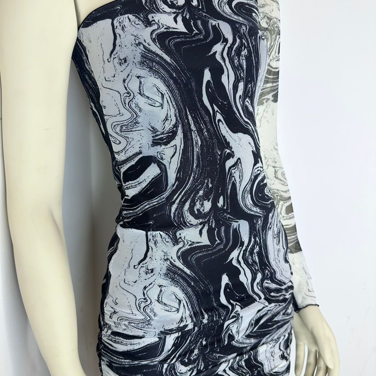 ENGELL - Vestido mesh de una manga negro con forro