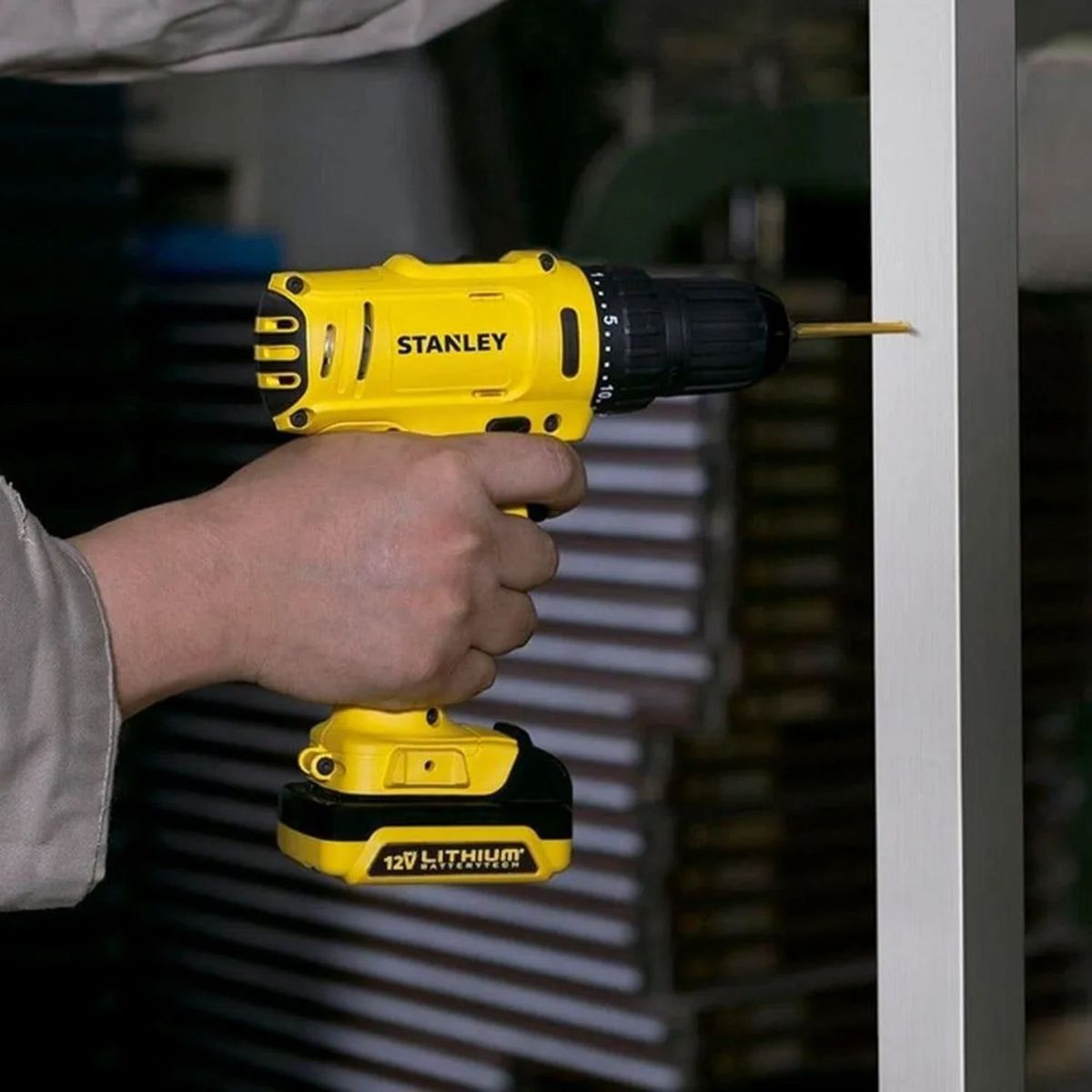 STANLEY - Taladro percutor inalámbrico 12V + 2 BATERIAS, MALETA USO RUDO STANLEY