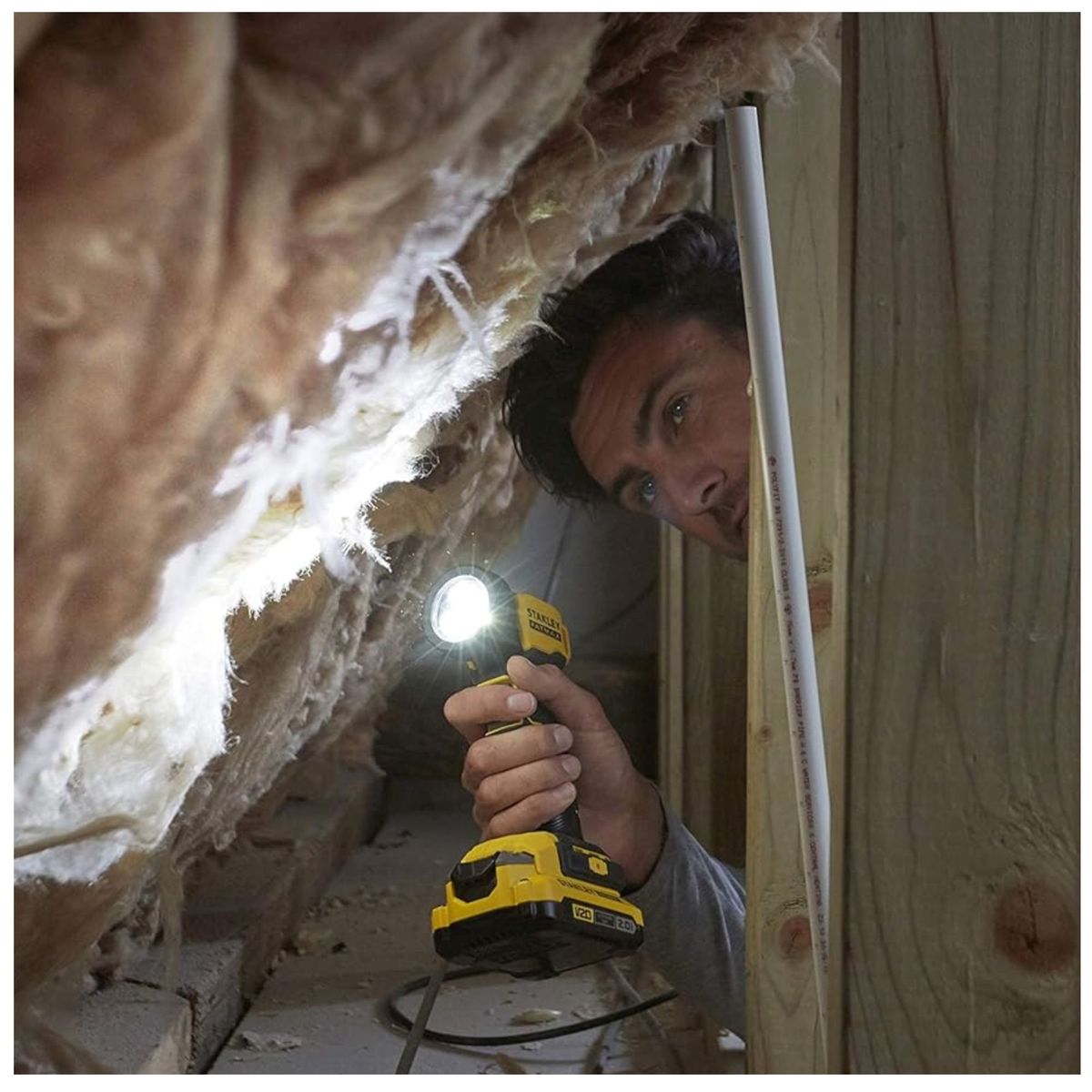 STANLEY - Linterna 20V STANLEY + Bateria 4A-20V + Cargador 20V