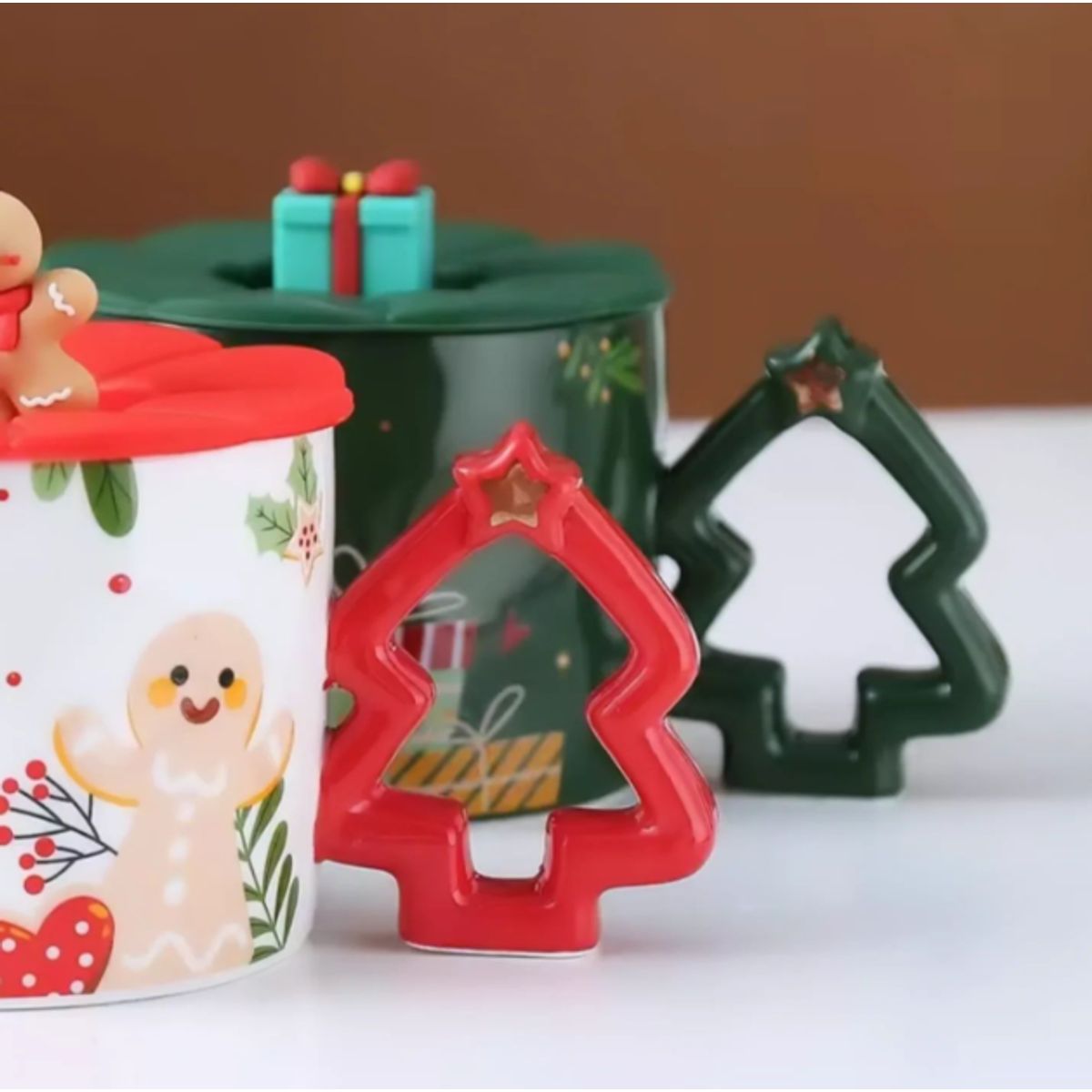 GENERICO - Taza Navidadeña con asa de arbolito