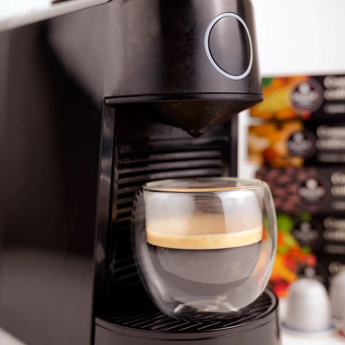 CINO TECHNOLOGY - CAFETERA DE CAPSULAS COLOR NEGRO.
