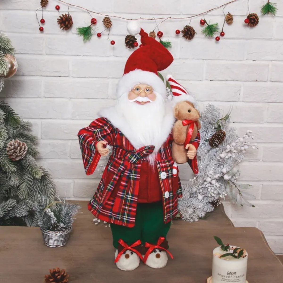 GENERICO - Papá Noel Santa Claus con pijama y osito grande con gorra navideña