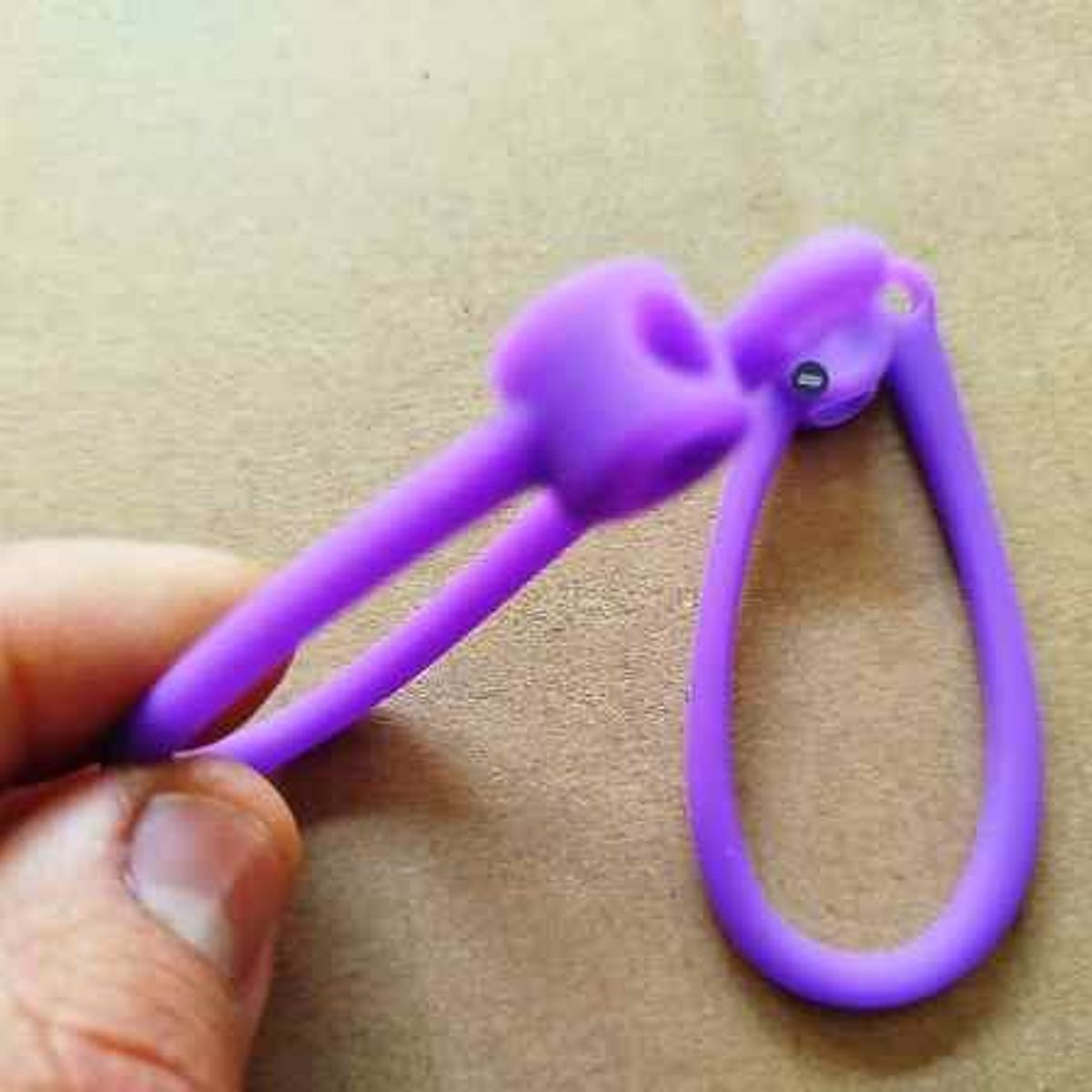 GENERICO - Clip Sujetador Gancho Antiperdida Para AirPods Pro 1 2 3 - MORADO