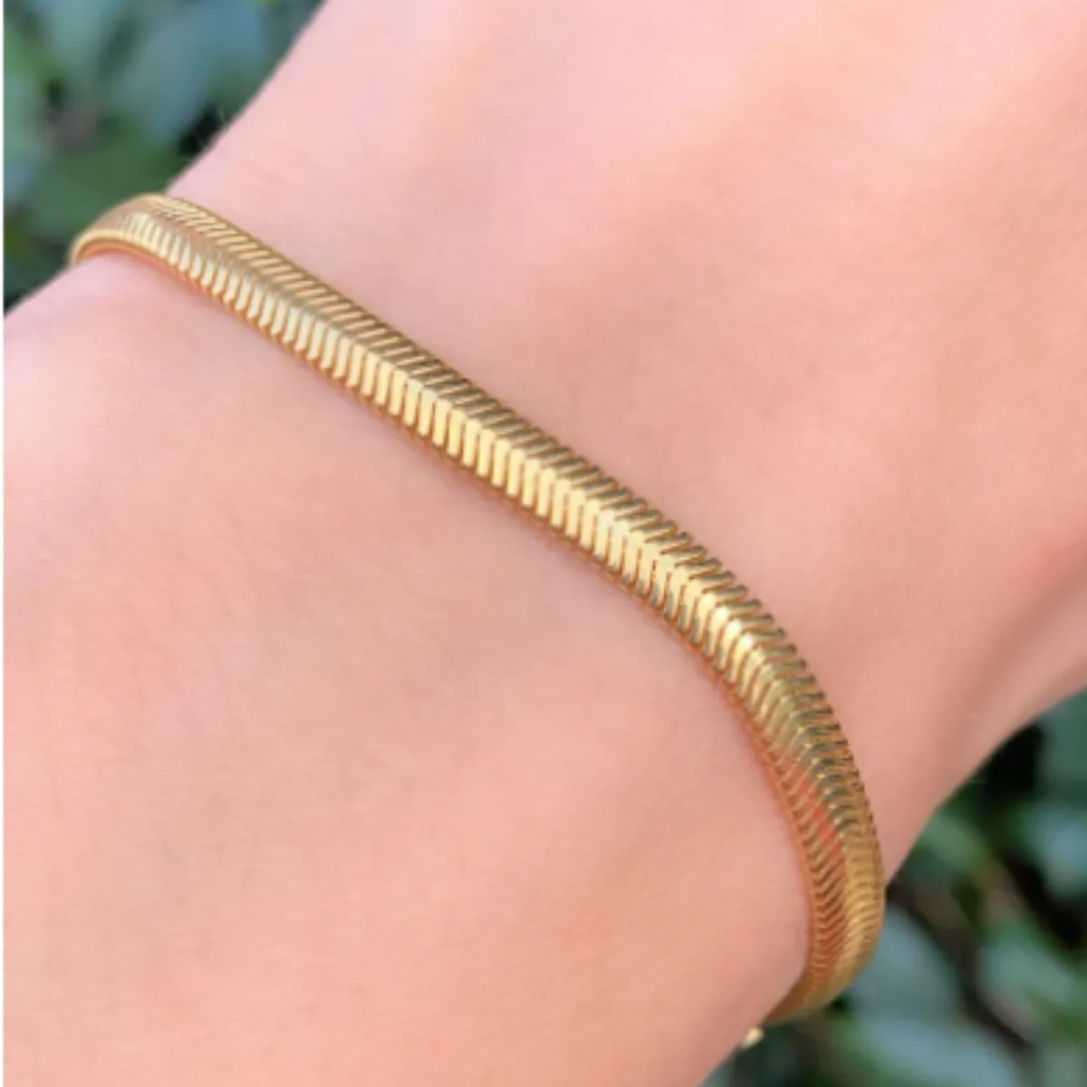 CLEO JOYAS & ACCESORIOS - Pulsera Snake Dorada Plana en Acero